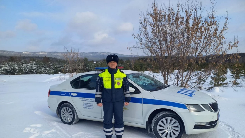 Полицейский спас семью с детьми из снежного плена на трассе в Челябинской области